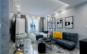 Luxury Downtown Apartment F1